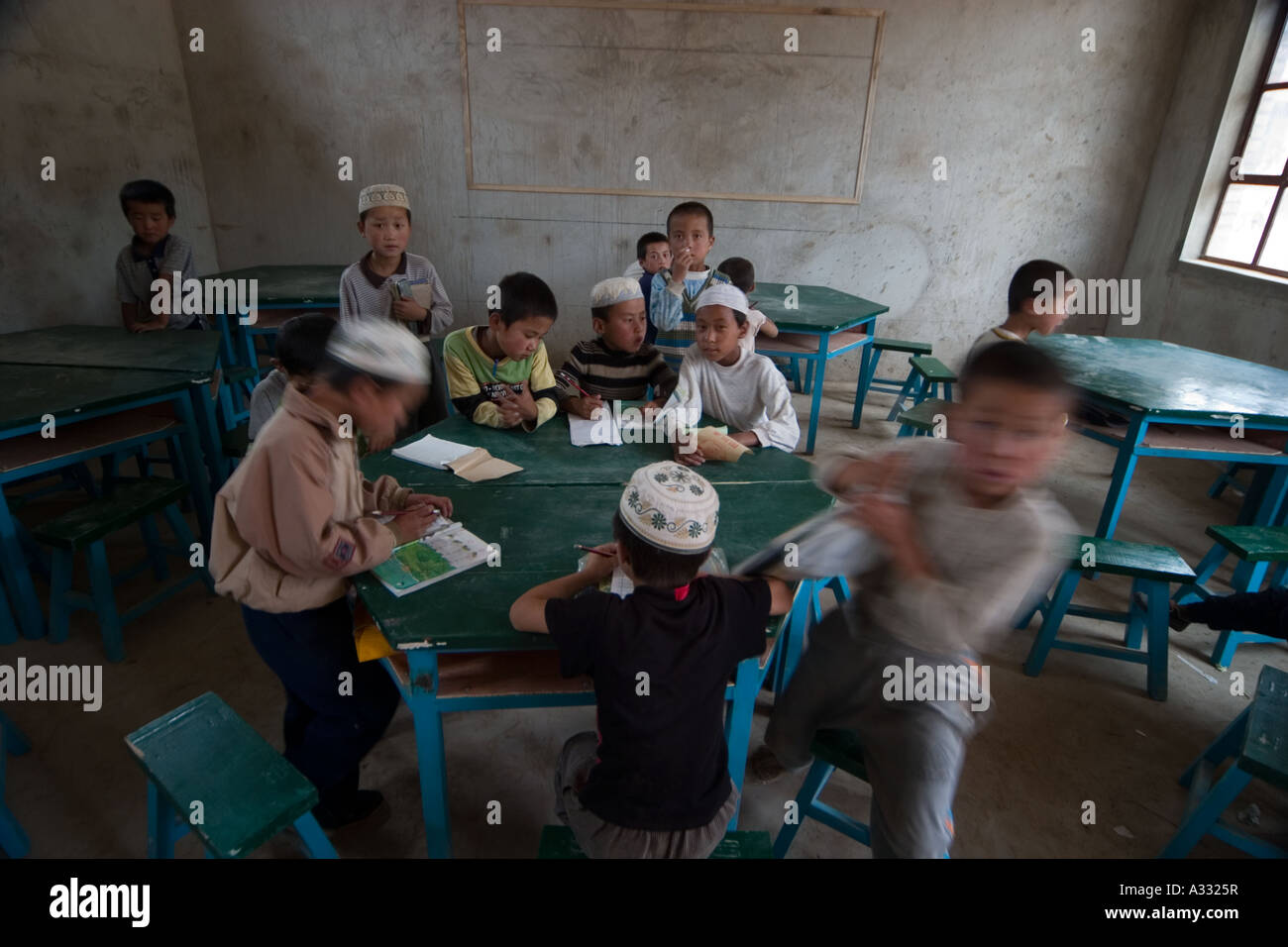 Die Studierenden sind in der Klasse der örtlichen Schule in Dongxiang County, Provinz Gansu, China. Stockfoto