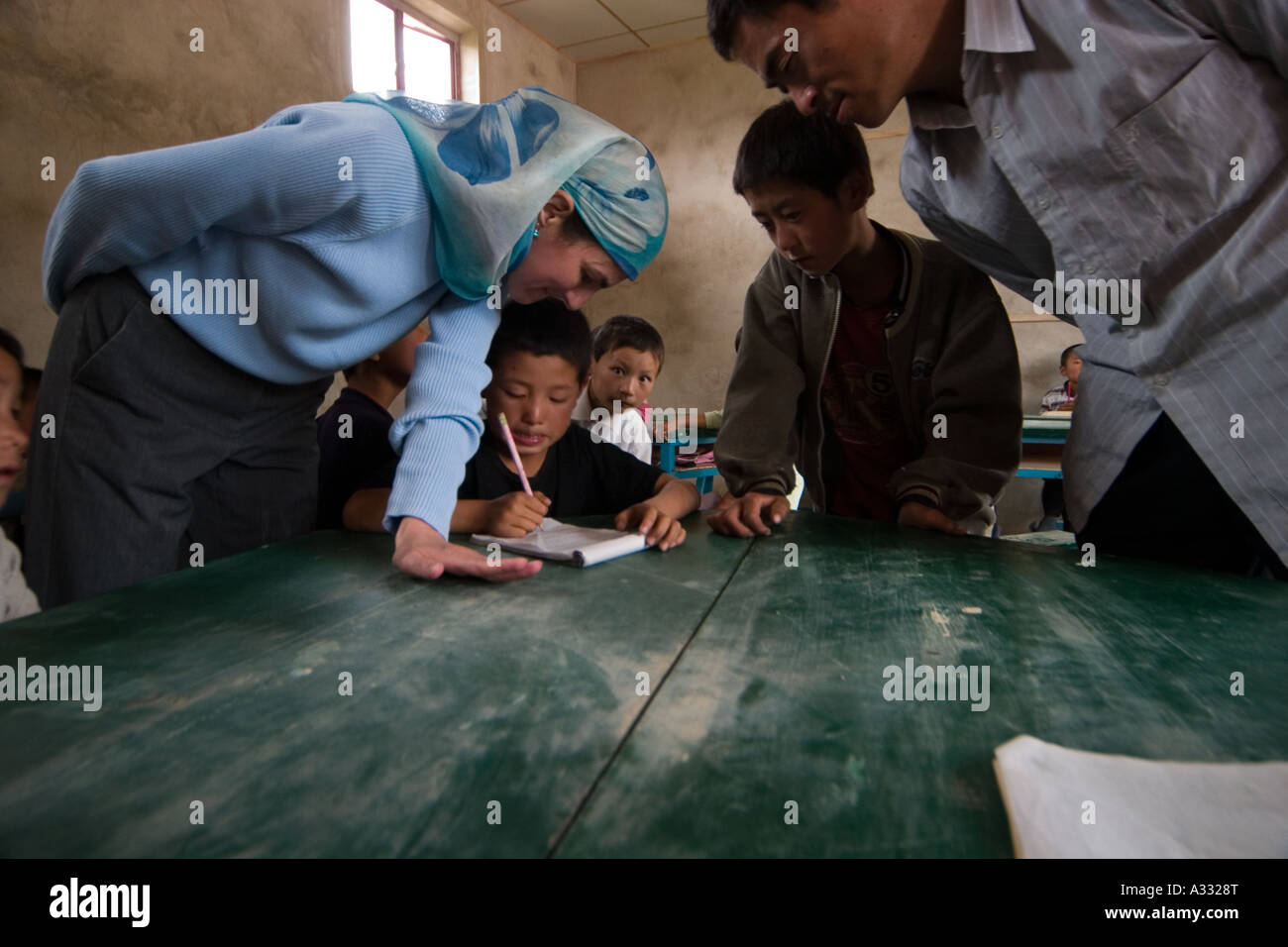 David Deemss Frau spricht mit den lokalen Schülerinnen und Schüler in Chinesisch. Stockfoto