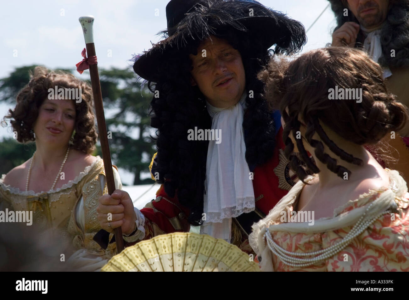 Schauspieler spielen König Charles II. seiner Schwester und Nell Gwynne auf einer Wiederherstellung Periode Gartenparty English Heritage Festival des Hist Stockfoto