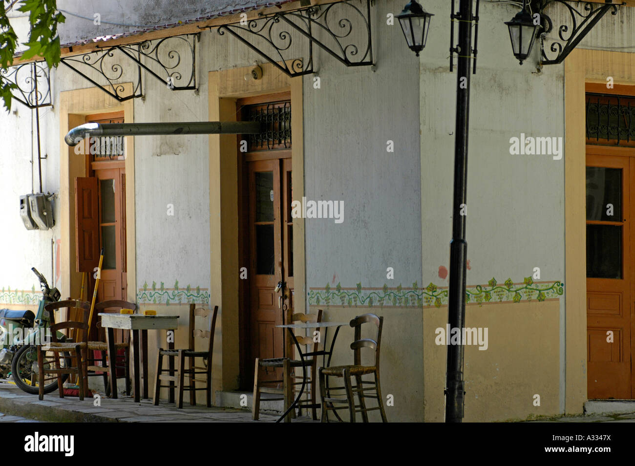 Stühle vor einem typischen griechischen Café Kafenion in dem kleinen Dorf Xinovrisi Xinorissi auf der Halbinsel Pilion Thessalien Stockfoto
