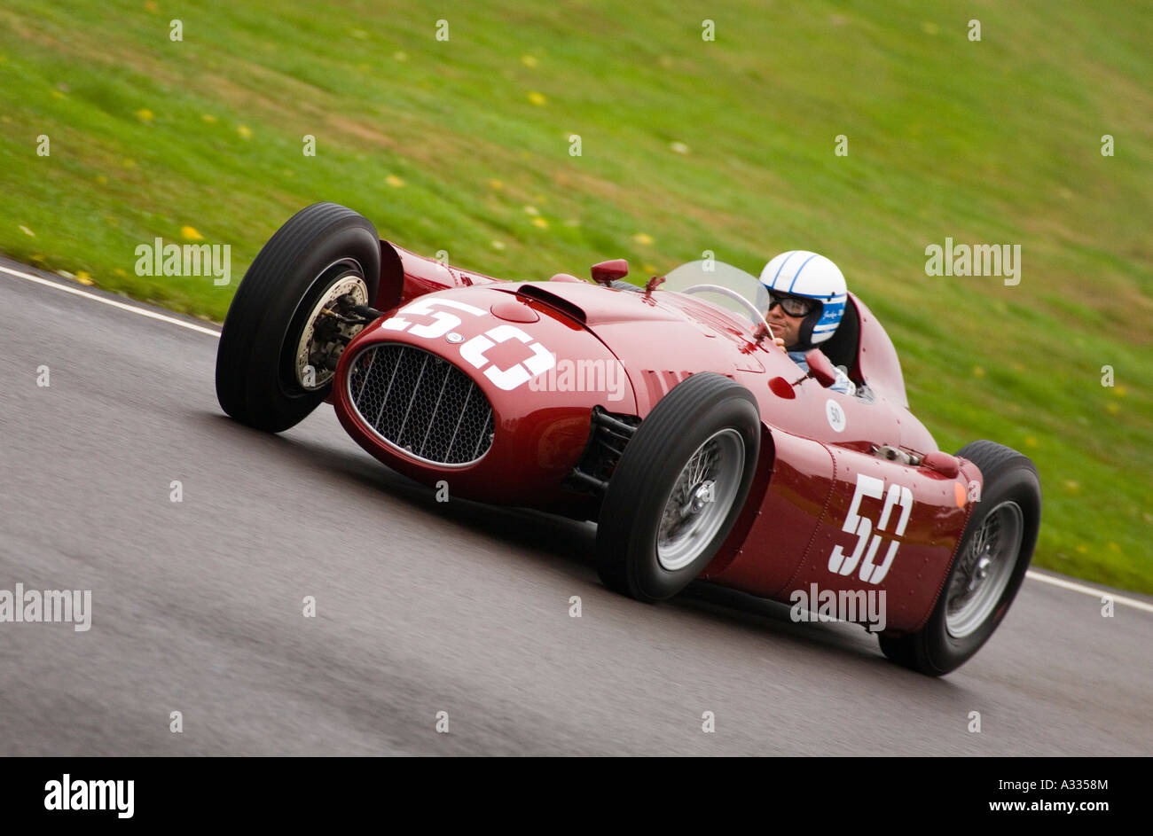 1954 Typ Lancia D50A mit Jochen Mass beim Richmond Trophy Rennen in Goodwood Sussex. Stockfoto