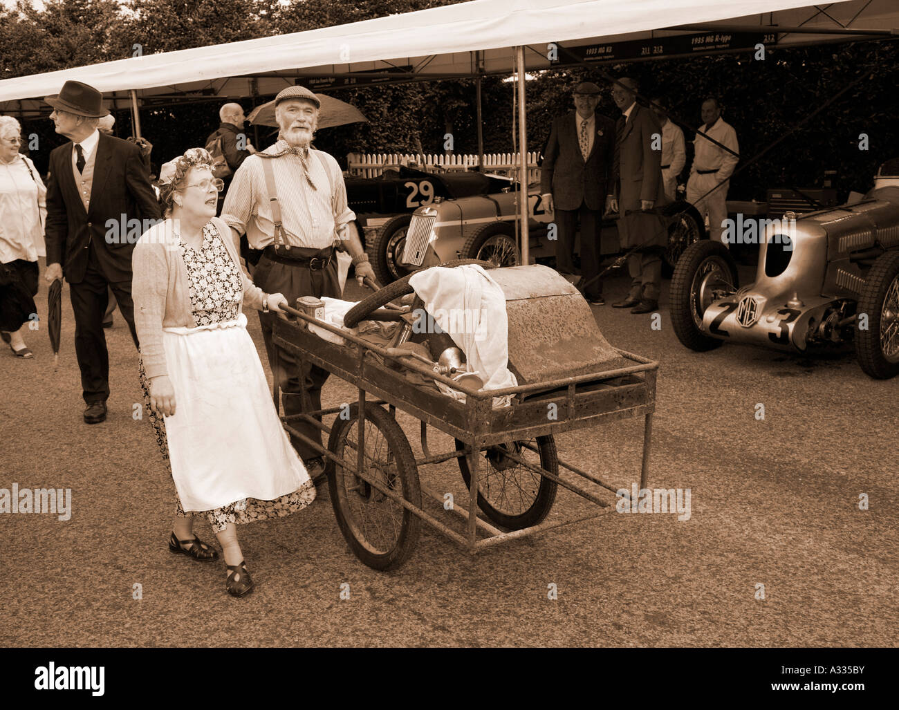 Charakterdarsteller neu die Ära des Rag ' n ' Knochen Kollektionen vergangener Zeiten, Goodwood Revival, Sussex. Abgeschwächt. Stockfoto