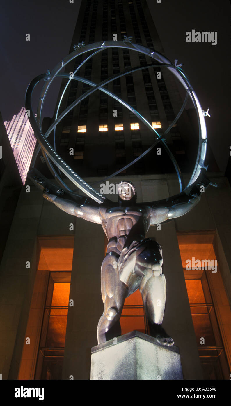 Atlas trägt eine Kugel als Symbol für die Welt auf seinen Schultern auf der Fifth Avenue vor Rockefeller Center in New York City Stockfoto