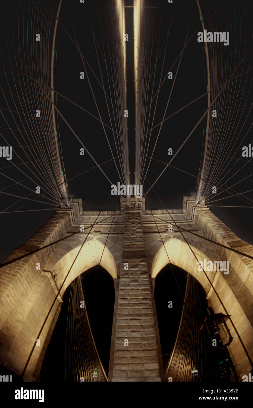 Nachtansicht des Westturms von der Brooklyn Bridge im unteren Manhattan New York City USA fotografiert mit einem Fish-Eye-Objektiv nicht Stockfoto