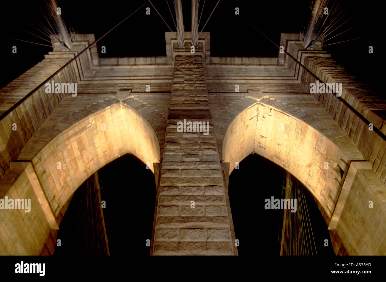 Nachtansicht des Westens Turm von der Brooklyn Bridge in untere Manhattan New York City USA Note im Web von Kabeln von diesem berühmten Stockfoto