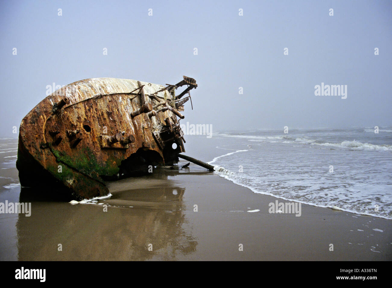 Schiffswrack im Seenebel Skeleton Coast Namibia Afrika Stockfoto
