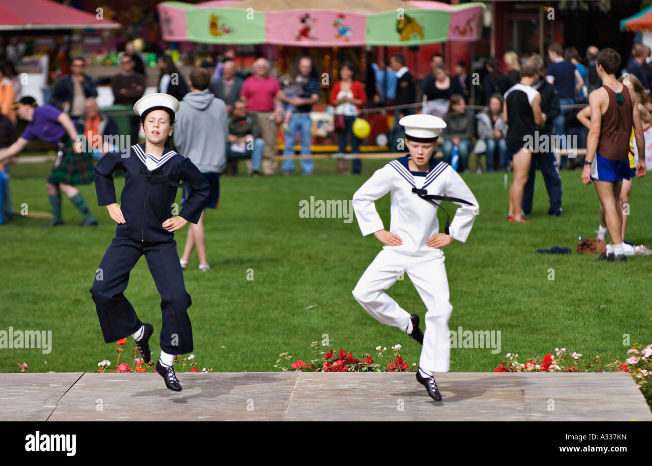 Zwei jungen in Sailor Anzügen tanzen auf der Bühne bei Highland Games Drumnadrochit Schottland Stockfoto