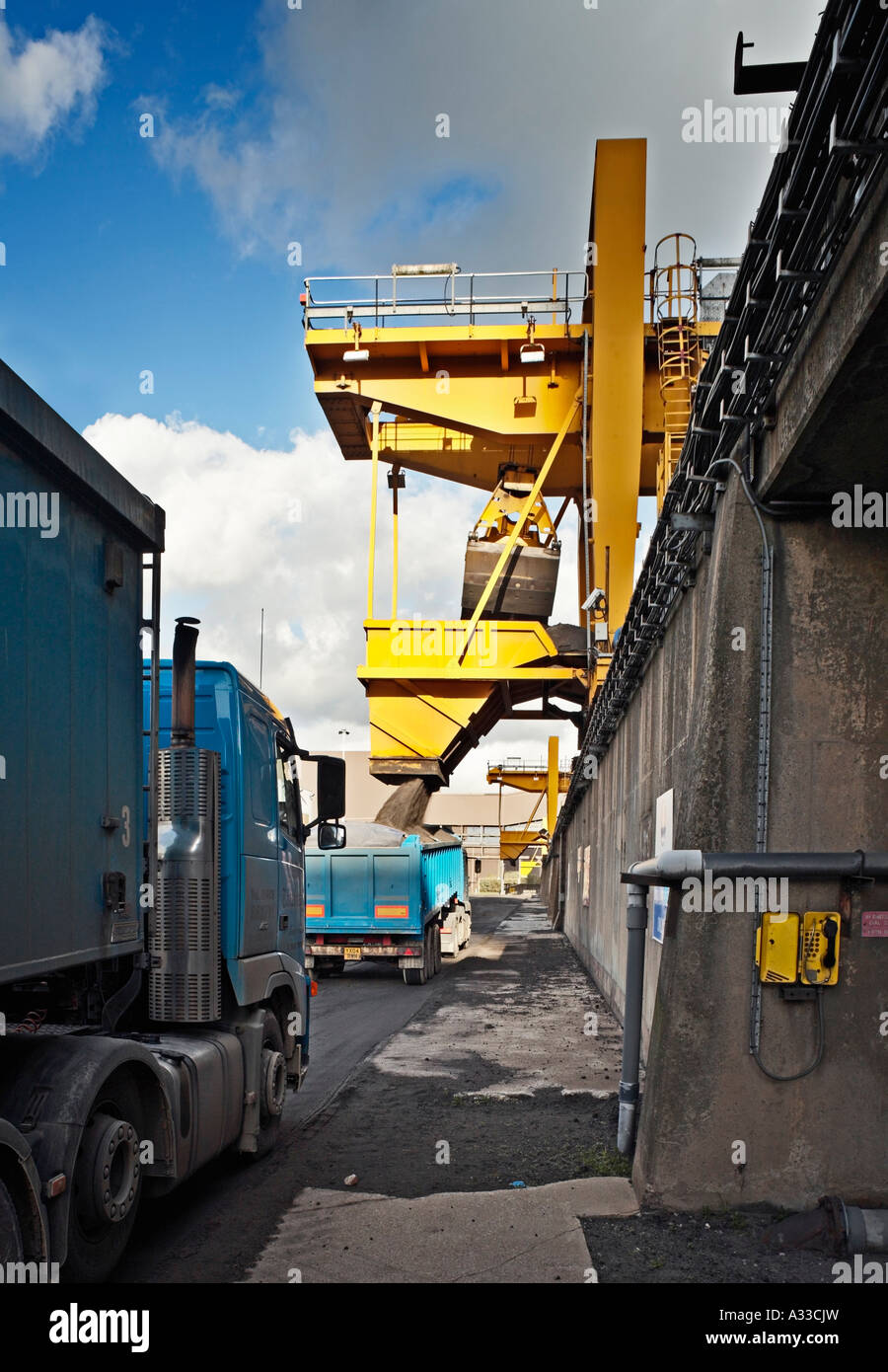 LKW-Erfülltsein mit Abfall gewaschenen Asche bei einem Kohle-Kraftwerk, England, UK Stockfoto