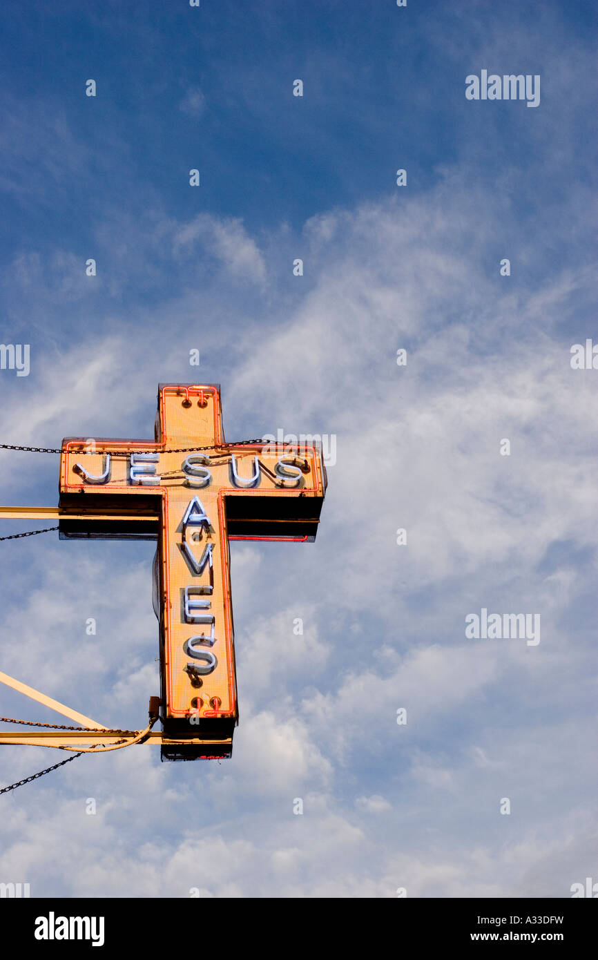alte rostige Neon-Schild außerhalb der Baptistengemeinde in der East Village von New York City, Usa.  Schild sagt Jesus rettet Stockfoto