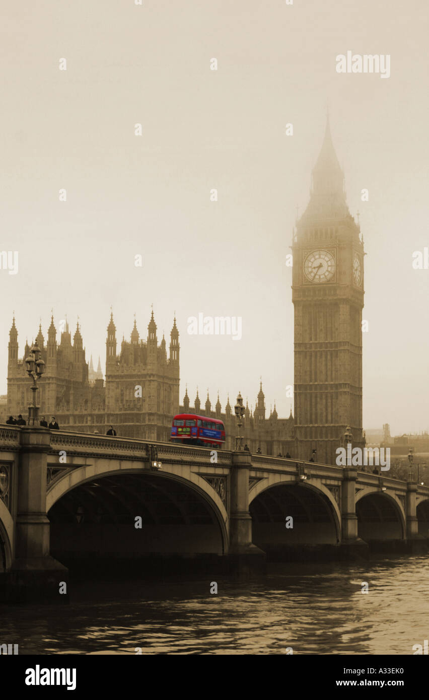 Westminster Bridge und den Houses of Parliament in London Nebel Stockfoto