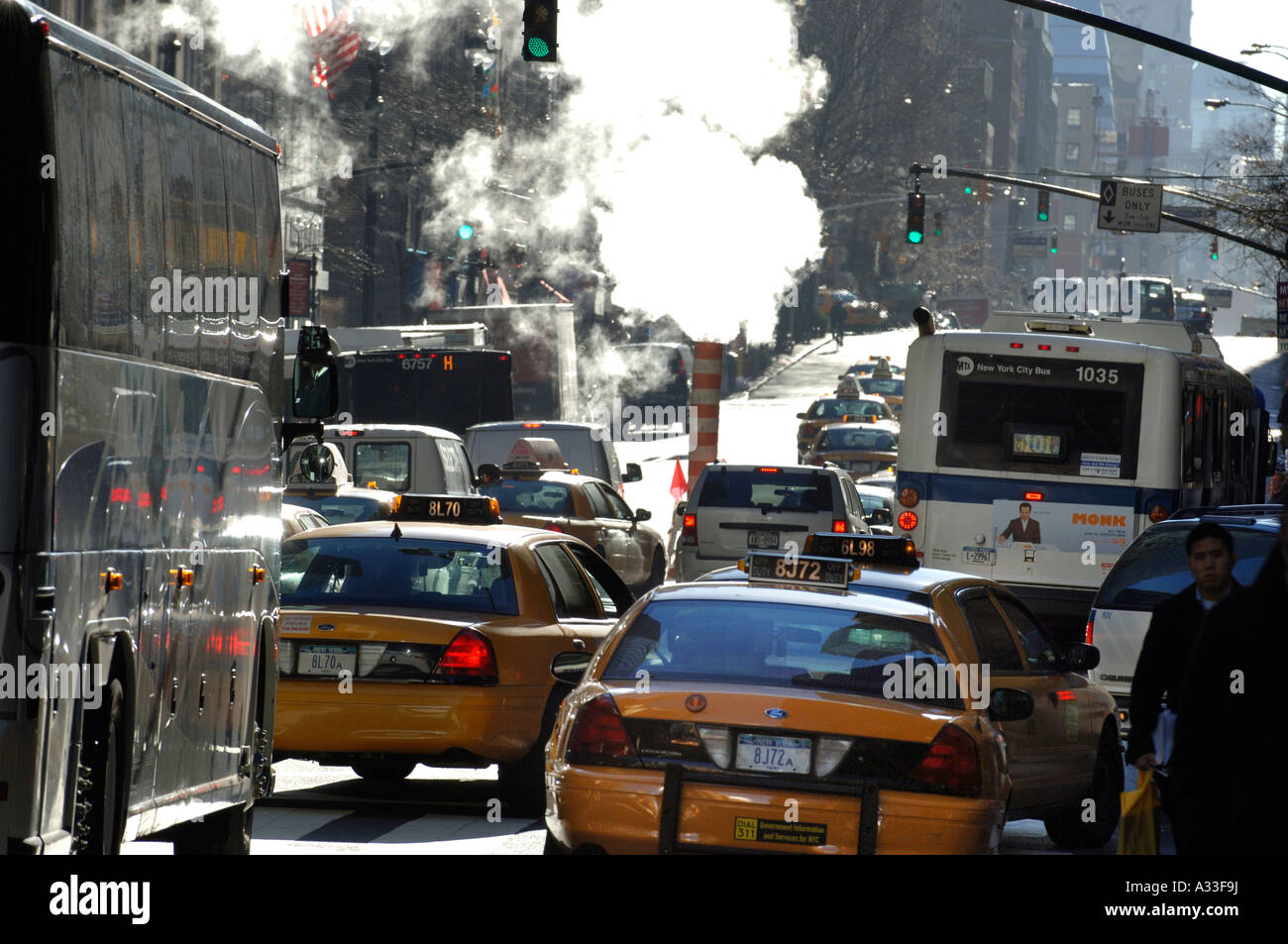 Bremslichter und Ampeln heben sich von der Hektik der gelben Taxis und Busse in Lexington Avenue in Manhattan New York Stockfoto