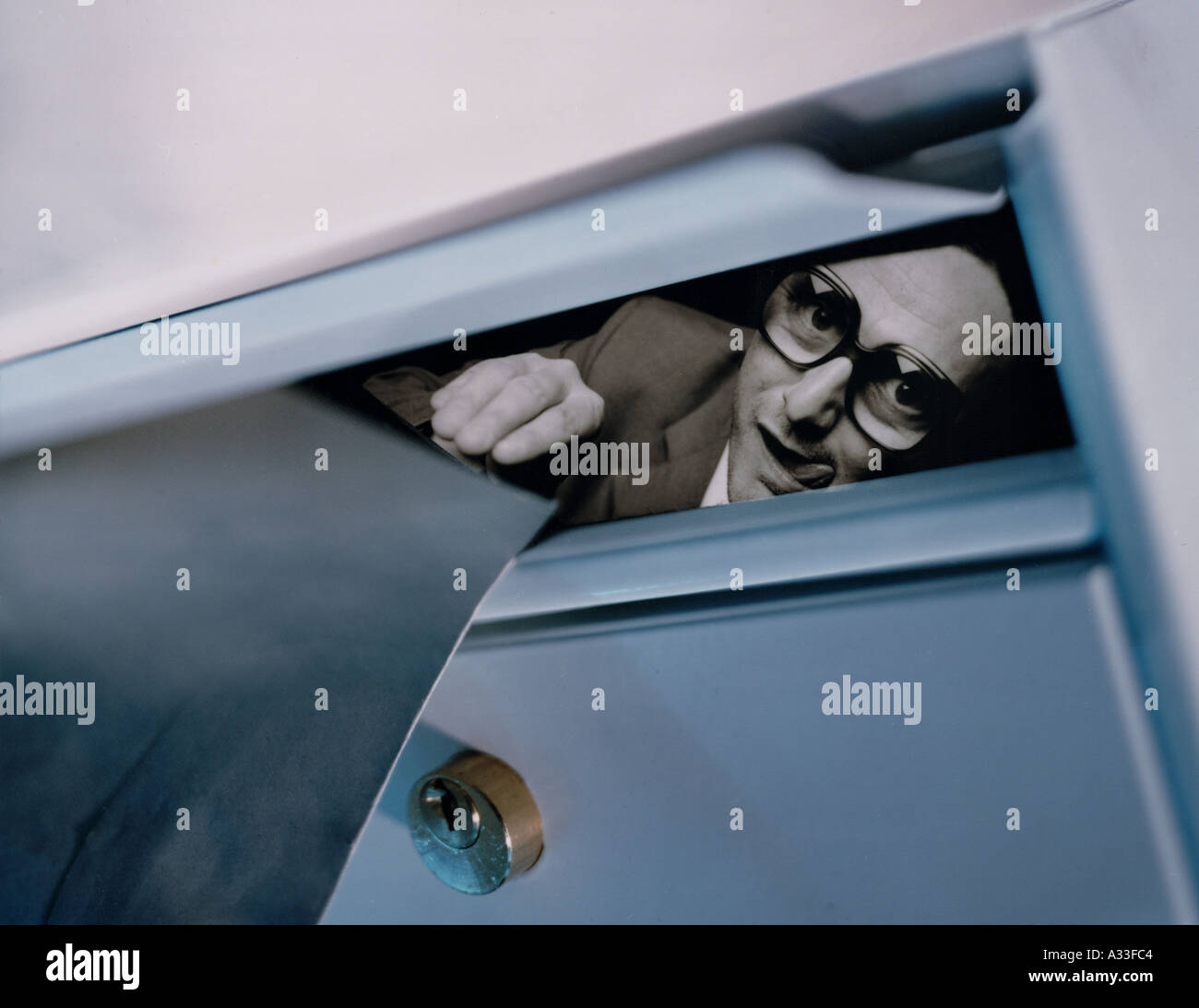 Spion hinter den Briefkasten Stockfoto