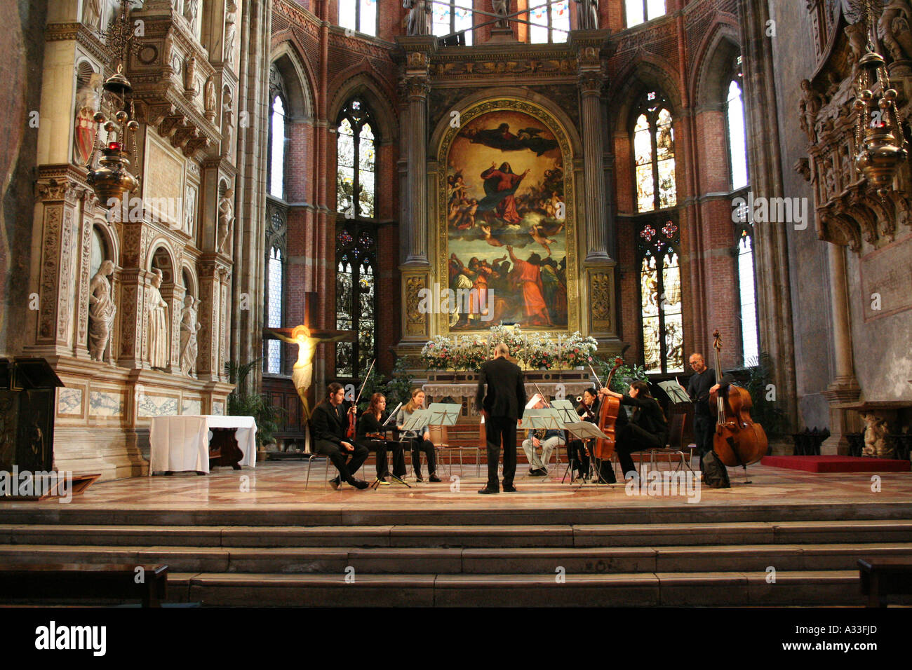 Konzert in der prächtigen Frari-Kirche, Venedig, Italien Stockfoto