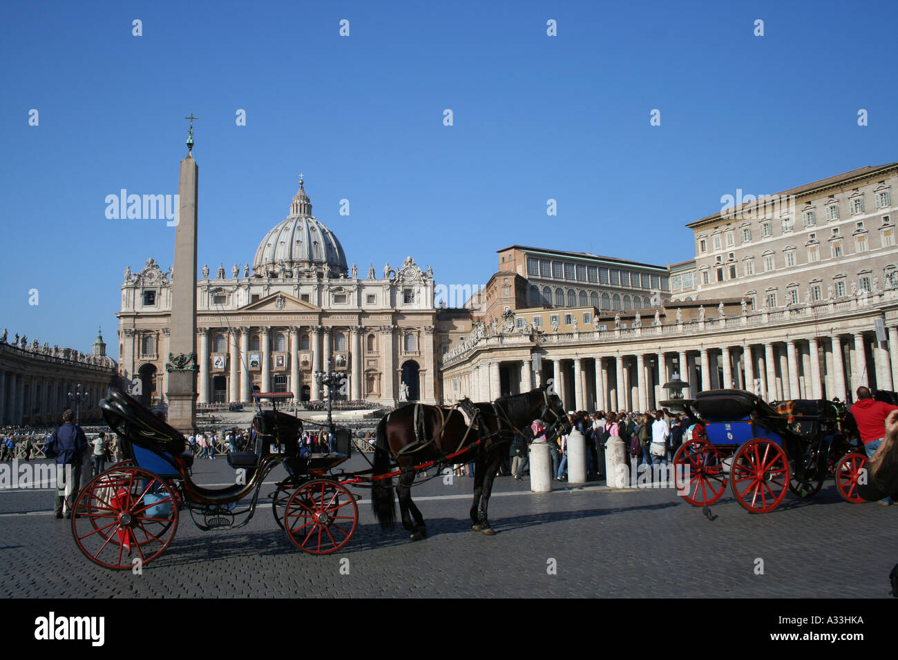 Traditionelle Pferd und Kutsche erwarten Passagiere in Sankt Peter Platz, Vatikanstadt, Rom, Italien. Stockfoto