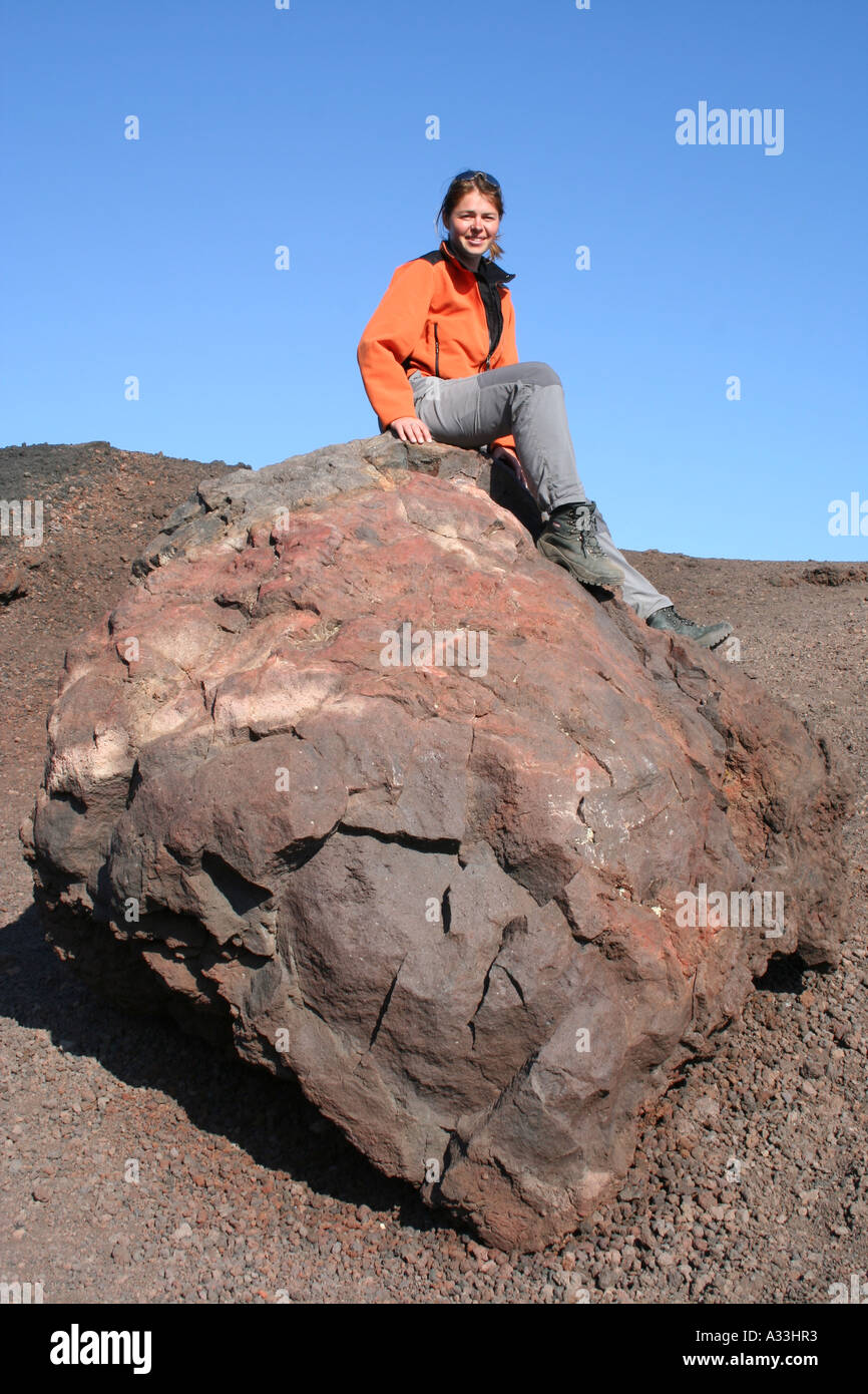 Eine vulkanische Bombe an den Hängen des Ätna, Sizilien, Italien. Europas höchster aktiver Vulkan. Stockfoto