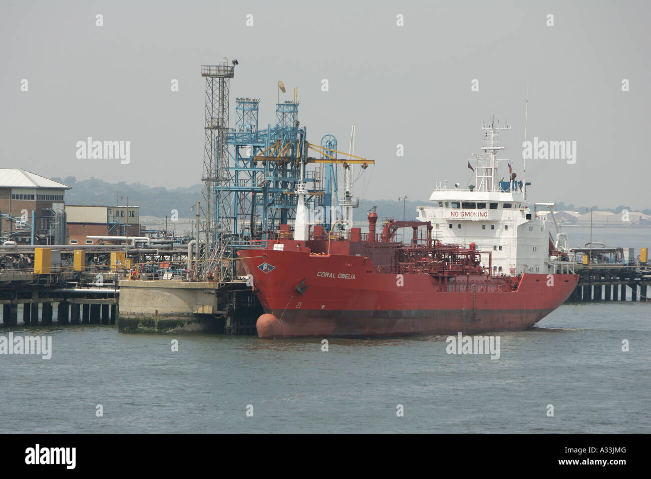 Öl und Benzin Tanker dock in Fawley Raffinerie an der Mündung der Solent Southampton uk Stockfoto