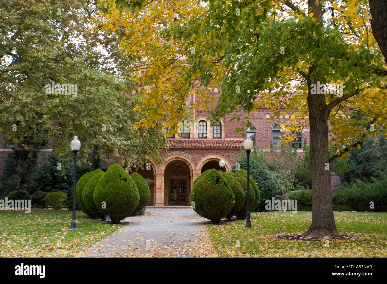 Herbstfarben erscheinen um Kendall Hall auf dem Campus Chico State University in Chico, Kalifornien. Stockfoto