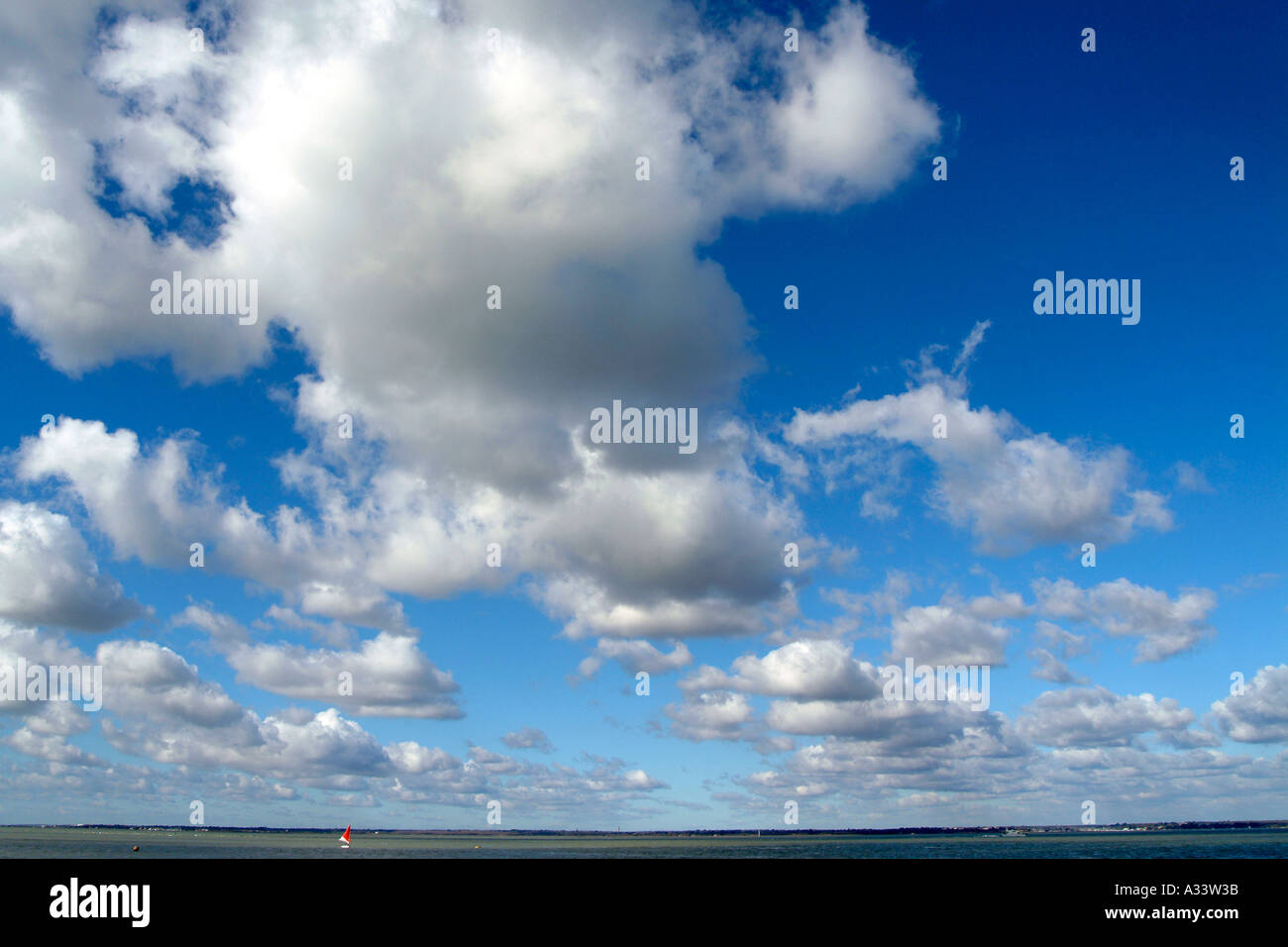 Wolken über den solent Stockfoto