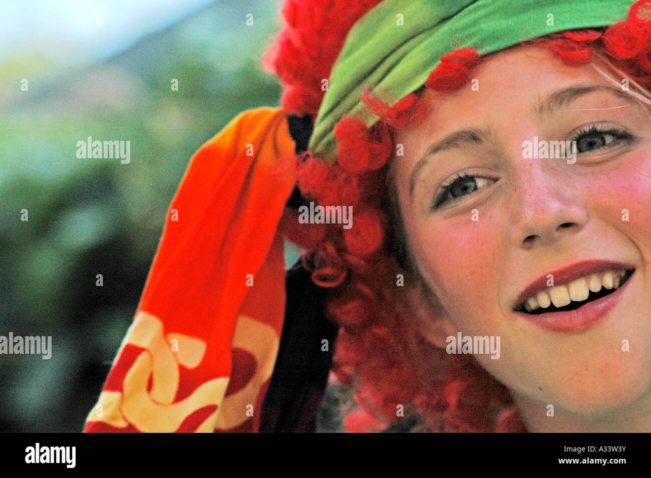 Porträt eines jungen Mädchens gekleidet wie ein Hippie in psychedelischen Farben für eine Show der 1970er Jahre Stockfoto