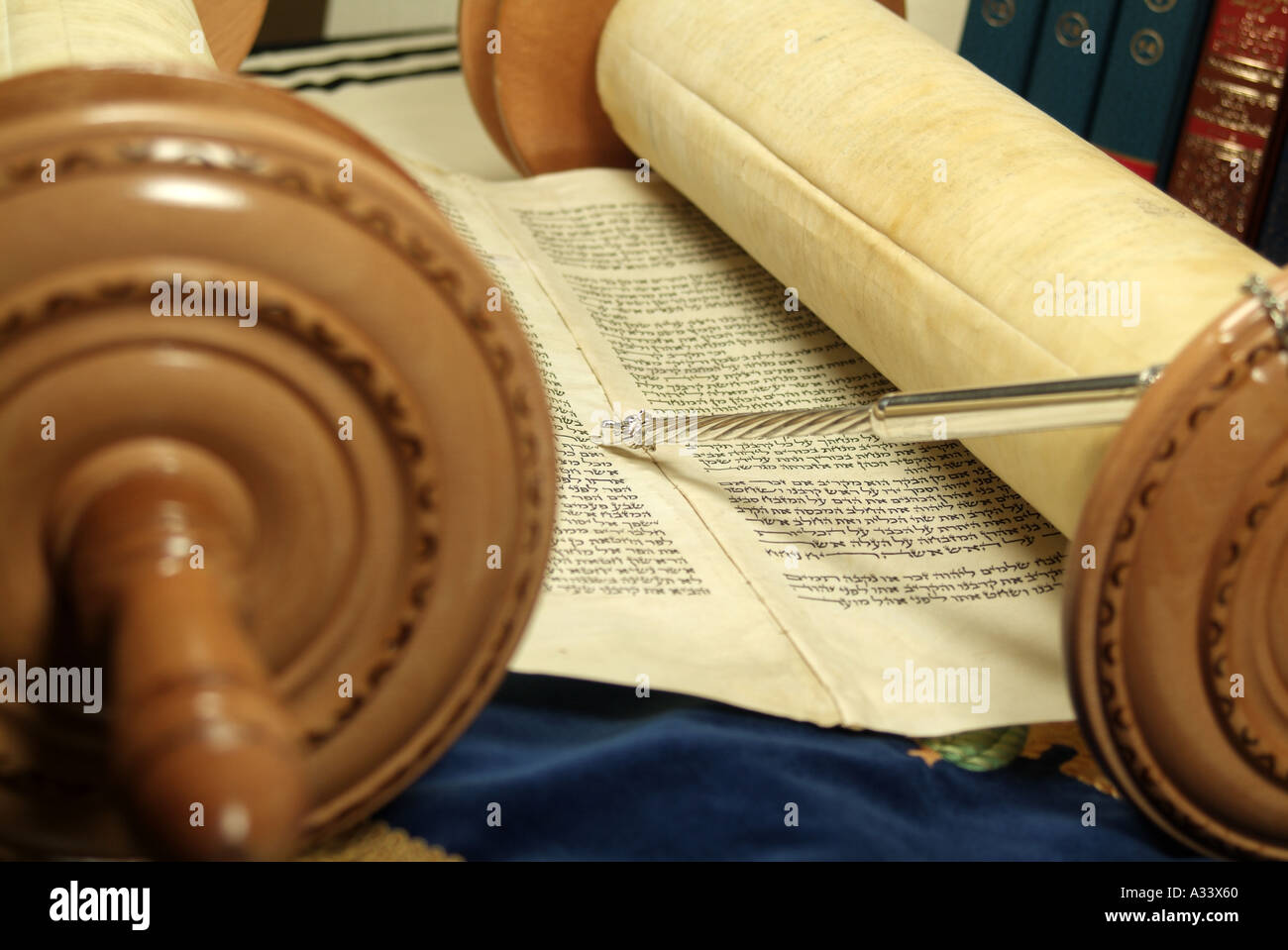 Öffnen Sie Tora-Rolle mit Silber Yad auf hebräische Wort. Heiligen jüdischen Schriften im Hintergrund Stockfoto