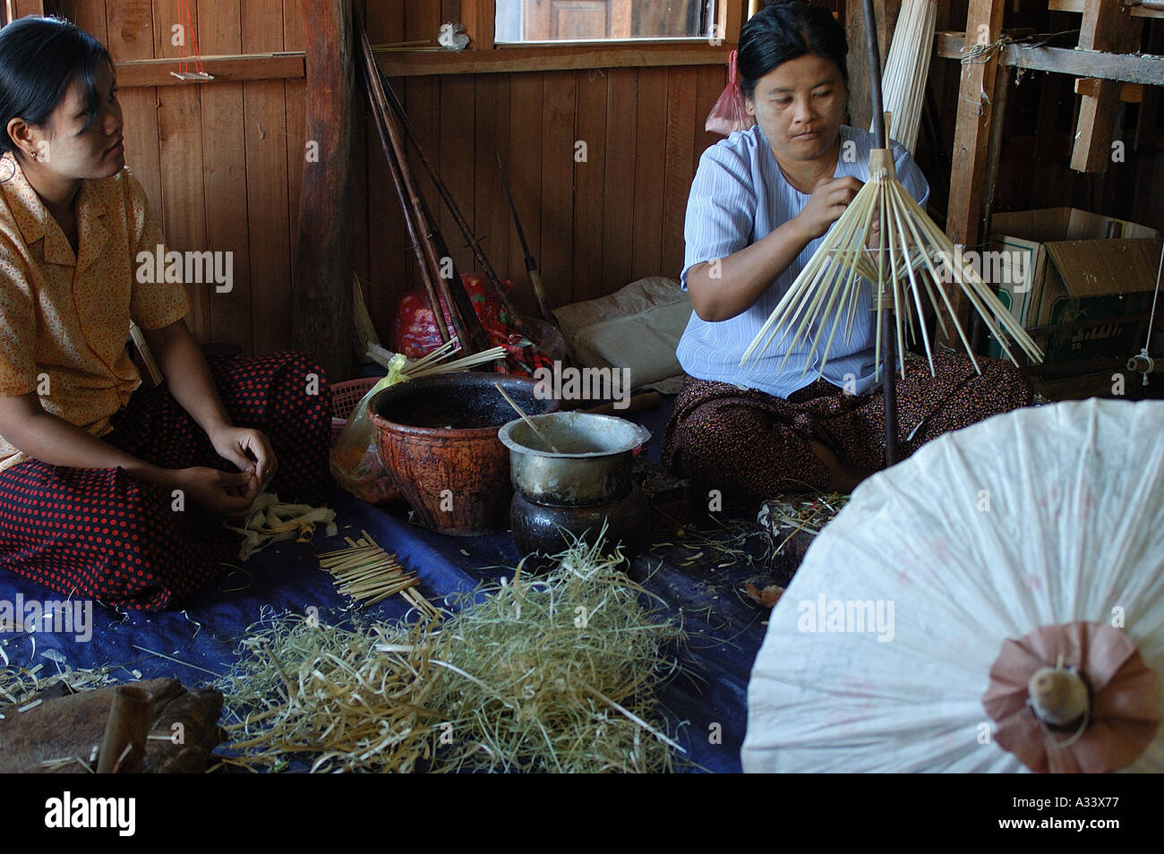 Sonnenschirm-Hersteller Inle Lake Burma Myanmar Stockfoto
