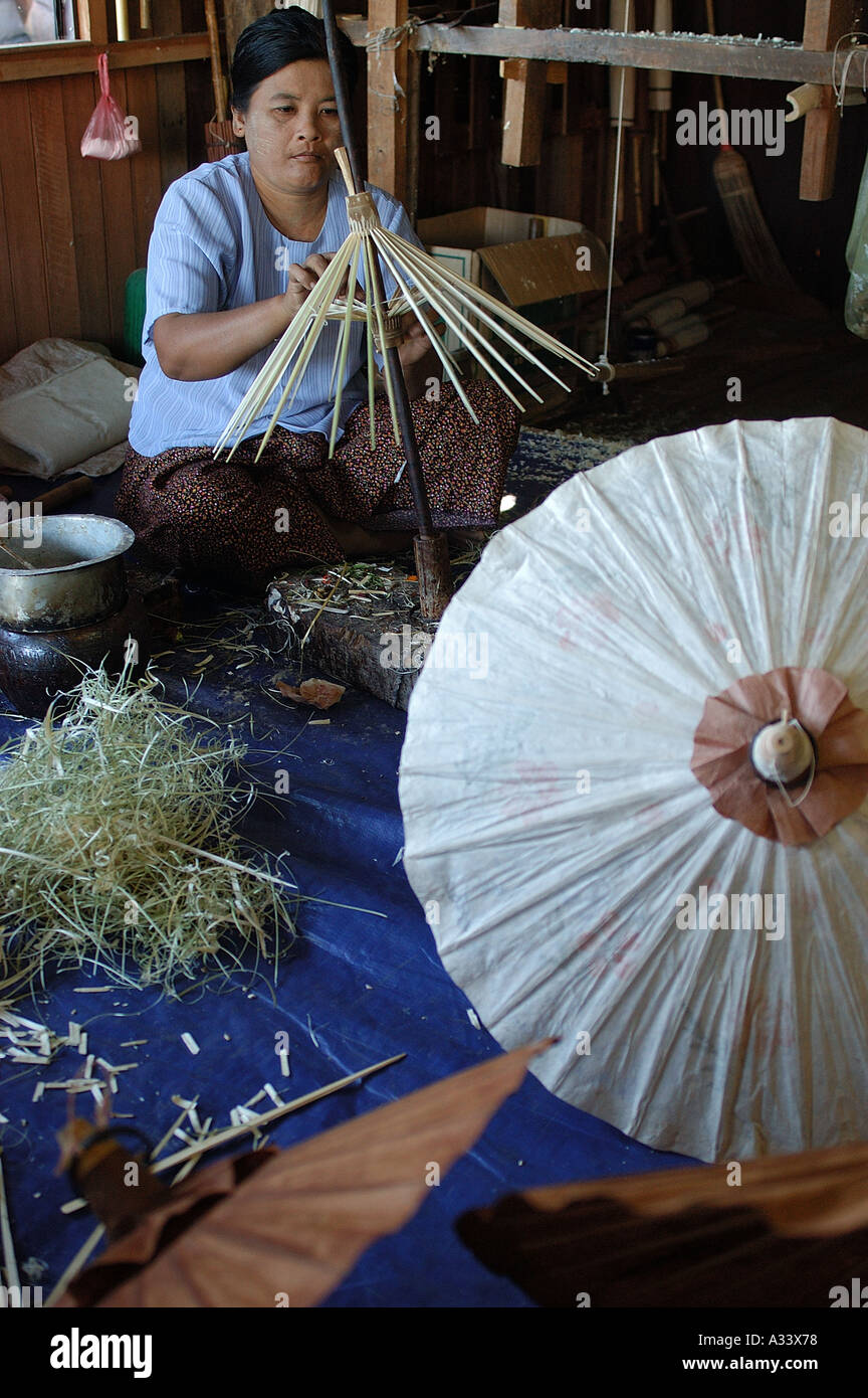 Sonnenschirm-Hersteller Inle Lake Burma Myanmar Stockfoto
