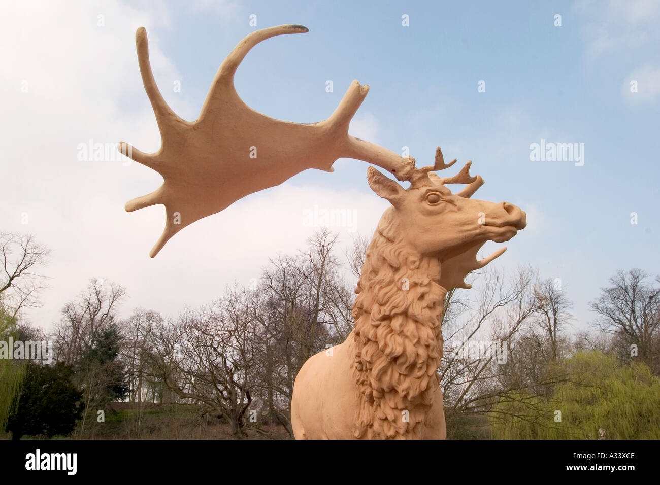 Megalocerus-Dinosaurier-Modell. Crystal Palace Parks prähistorische Monster Trail, Sydenham, London, England Stockfoto