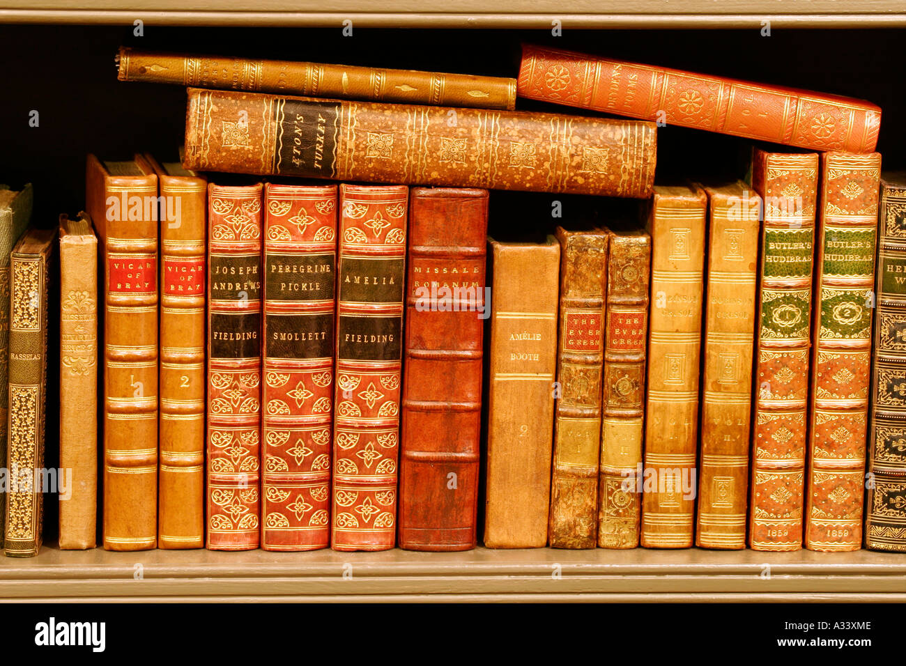 alte Bücher auf einem Regal Stockfoto