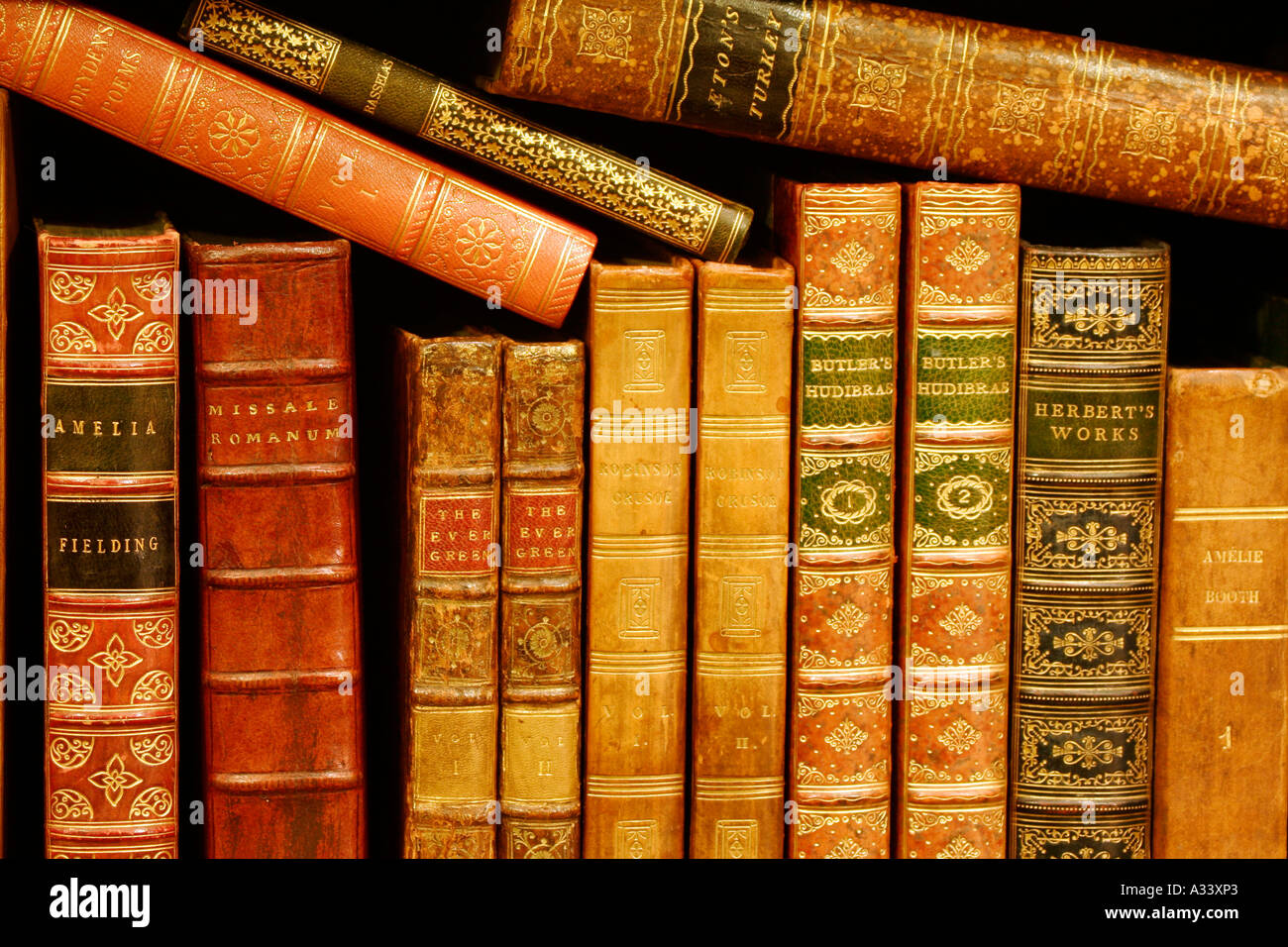 alte Bücher auf einem Regal Stockfoto
