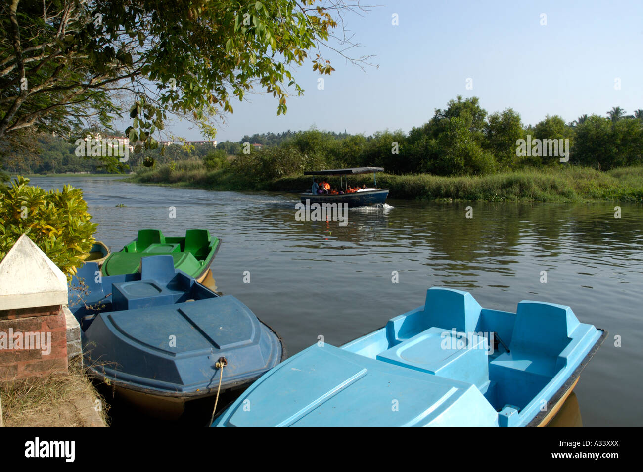 BOOTSTOUREN AUF DEM AKKULAM FERIENDORF IN DER NÄHE VON AKKULAM SEE TRIVANDRUM Stockfoto