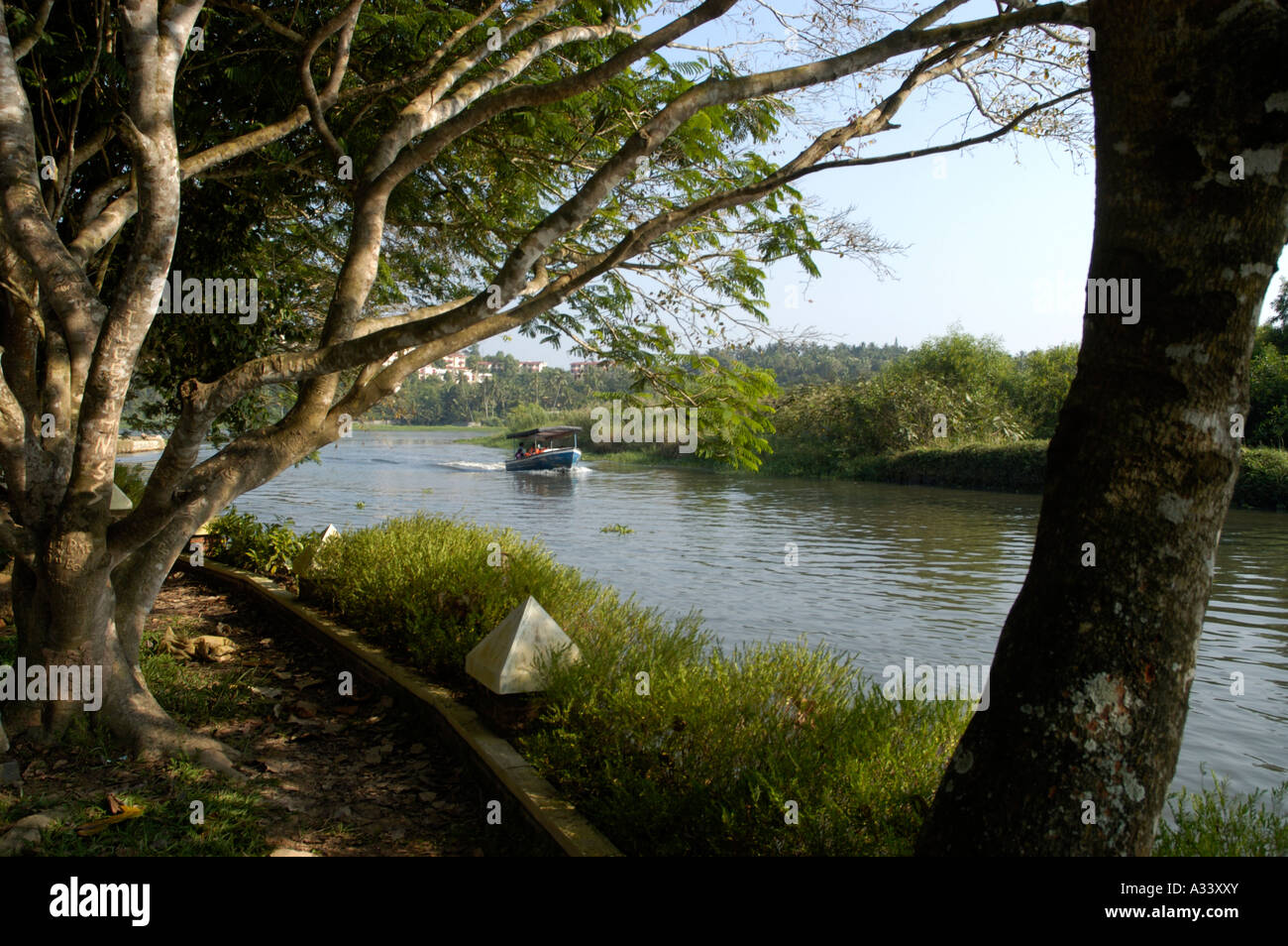 BOOTSTOUREN AUF DEM AKKULAM FERIENDORF IN DER NÄHE VON AKKULAM SEE TRIVANDRUM Stockfoto