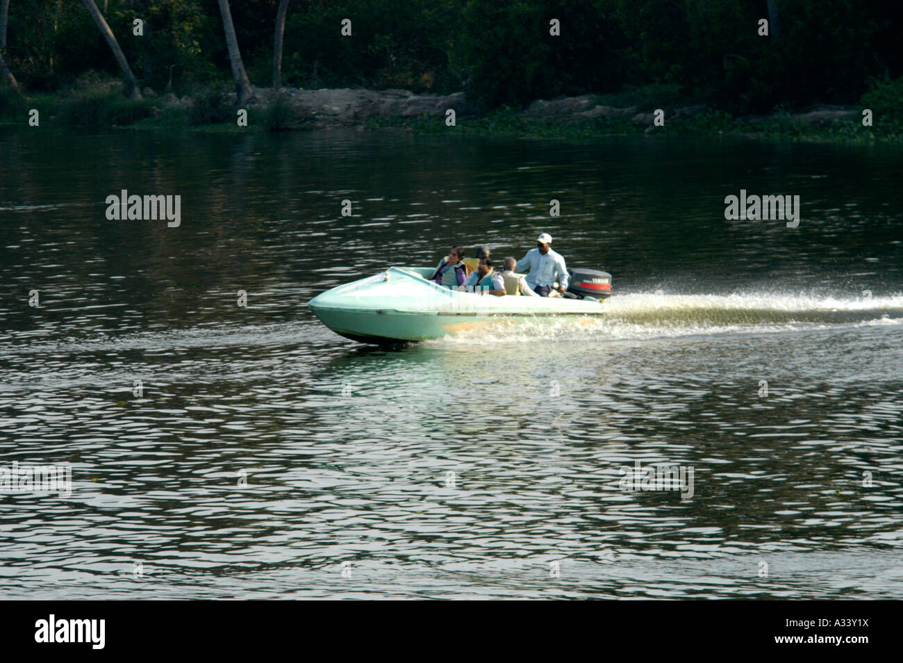 SPEEDBOOT FAHREN IN AKKULAM SEE TRIVANDRUM Stockfoto