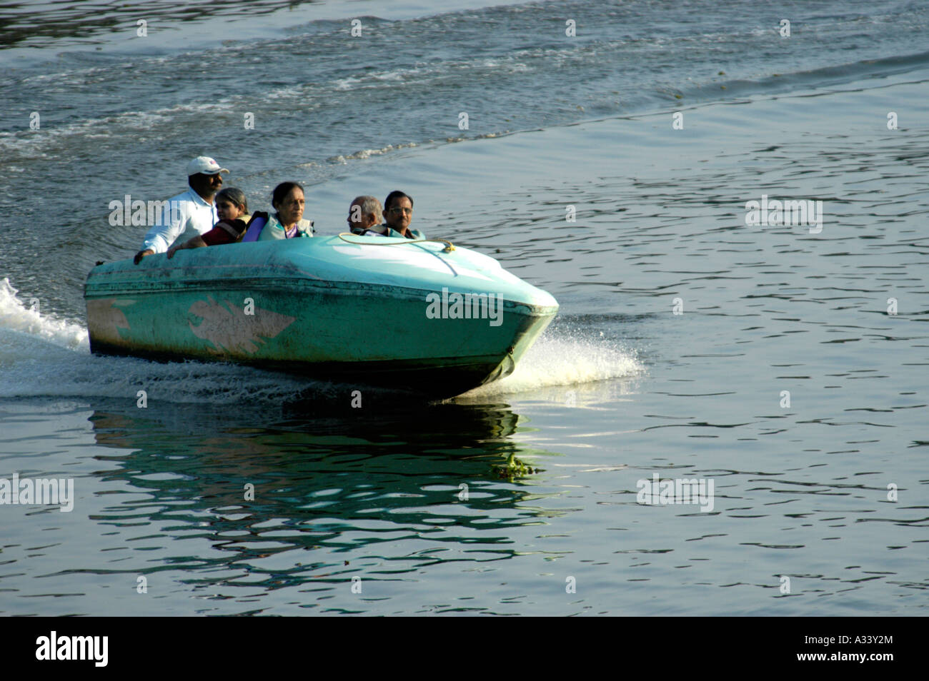 SPEEDBOOT FAHREN IN AKKULAM SEE TRIVANDRUM Stockfoto