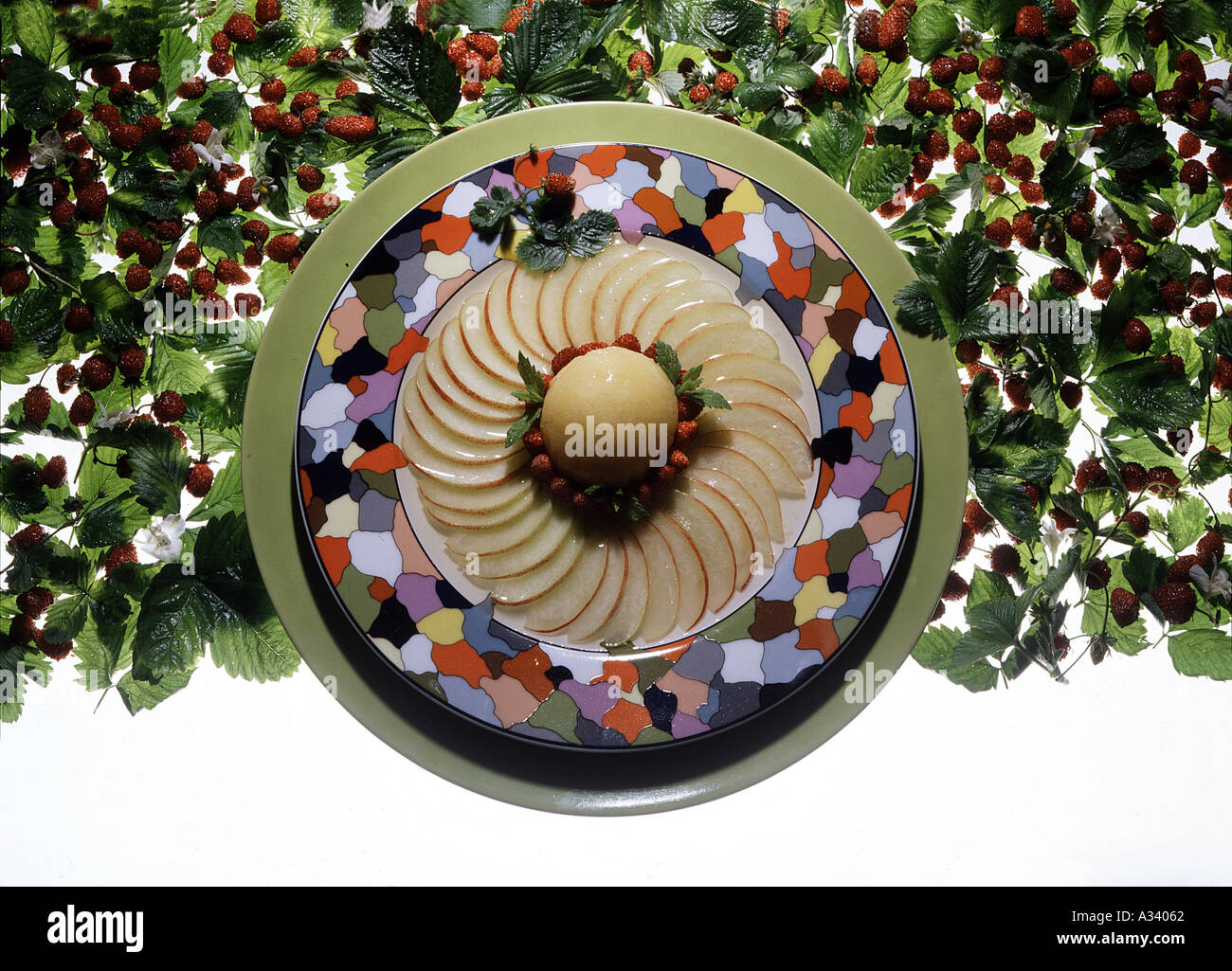 hervorragende Gericht mit einer Dekoration des Waldes Stroh Berry´s. Stockfoto
