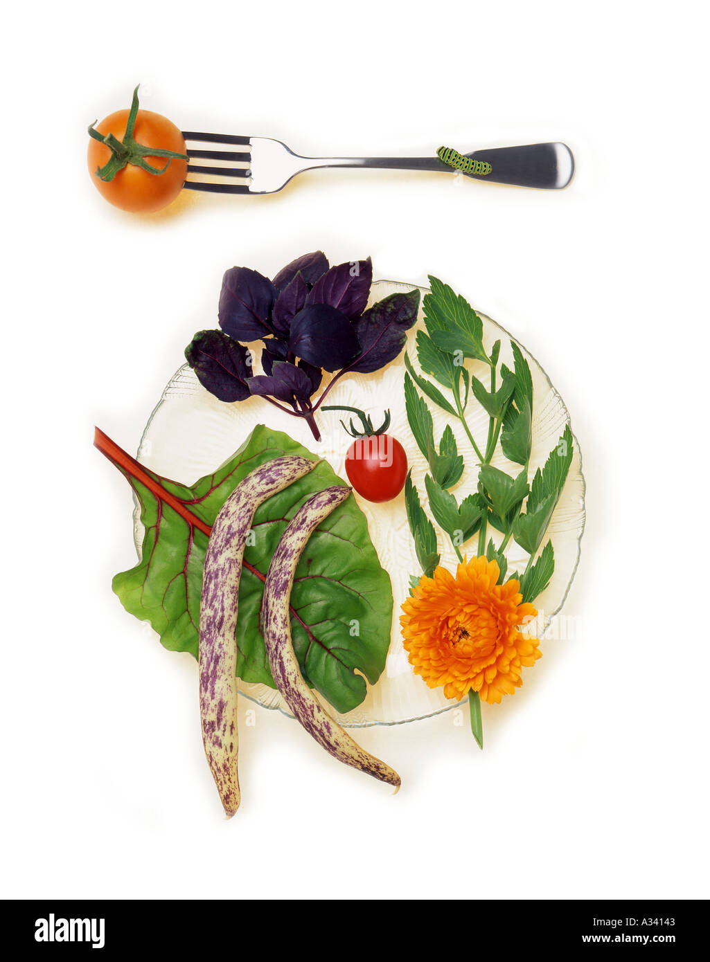 Teller mit Gemüse mit Caterpillar kroch Gabel Stockfoto