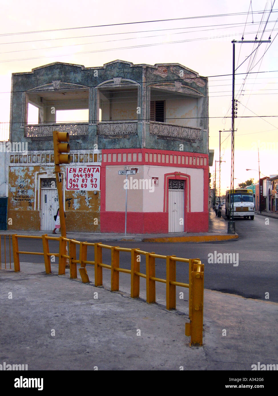 verlassener Gebäude in der Dämmerung, Merida, Yucatan, Mexiko Stockfoto