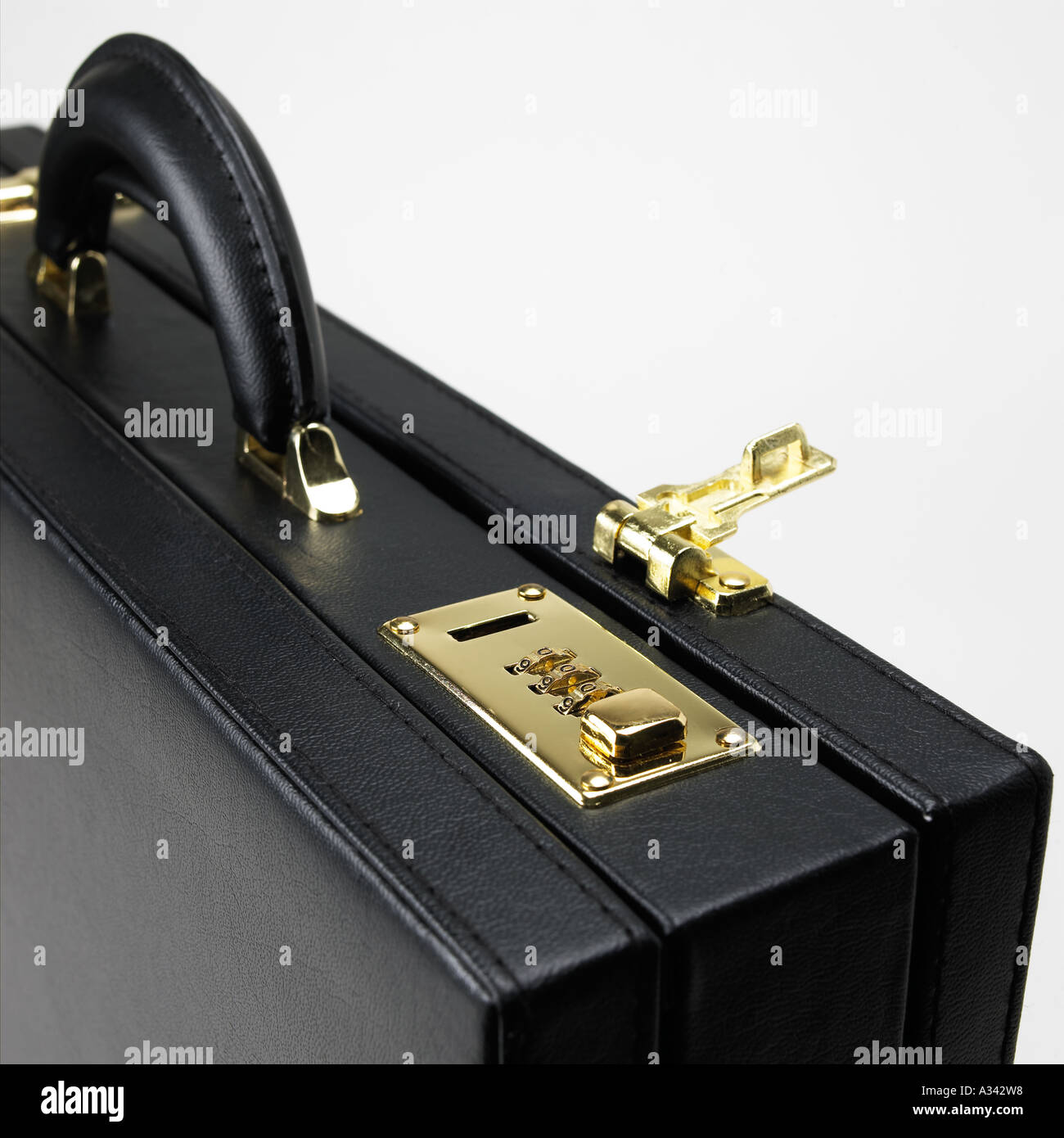 schwarzen Aktenkoffer mit Zahlenschloss öffnen Stockfotografie - Alamy