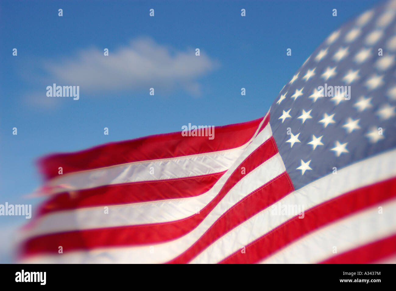 Die amerikanische Flagge Wellen vor blauem Himmel Stockfoto