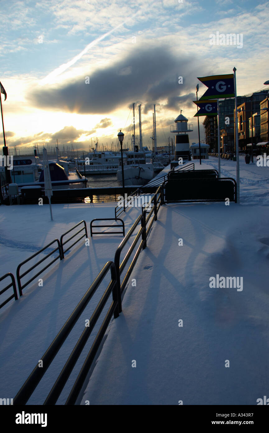 Norwegen, Oslo, Oslo City. Späten Nachmittag Winter leuchtet den Schnee Umschüttung Aker Quay und Oslofjorden Fjord. Stockfoto
