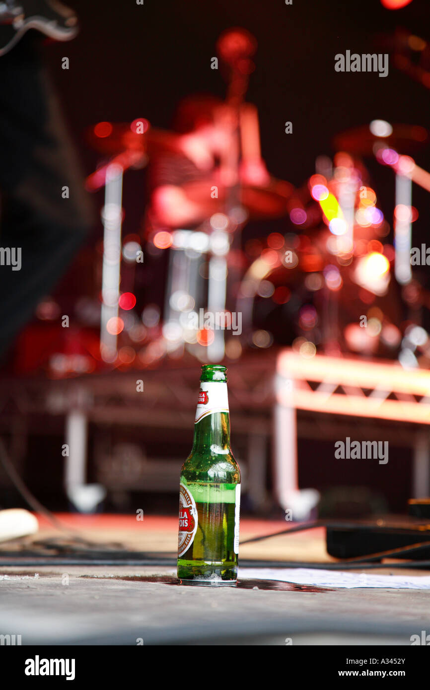 Eine Flasche fo Stella Artois liegt auf der Bühne Belladrum Tartan Herz Festival 2006 halb leer. Stockfoto