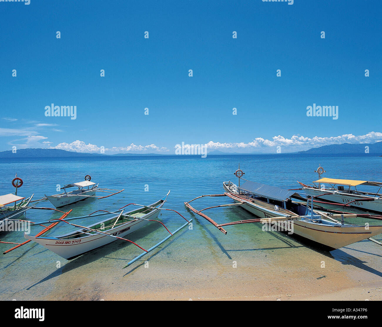 Mehrere Boote an der Küste mit schönen Himmel Stockfoto