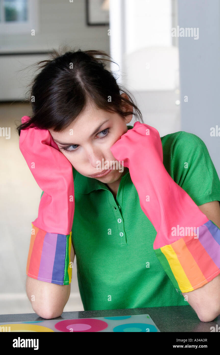 Junge Frau seufzenden Gummihandschuhe Stockfoto