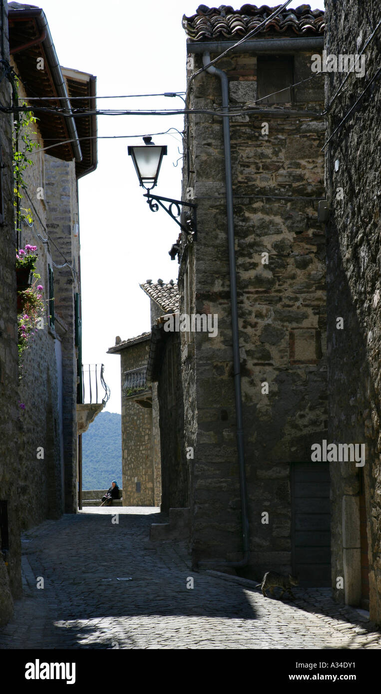 Kleine Gässchen des mittelalterlichen Dorfes, Civitella del Lago, Umbrien, Italien. Stockfoto
