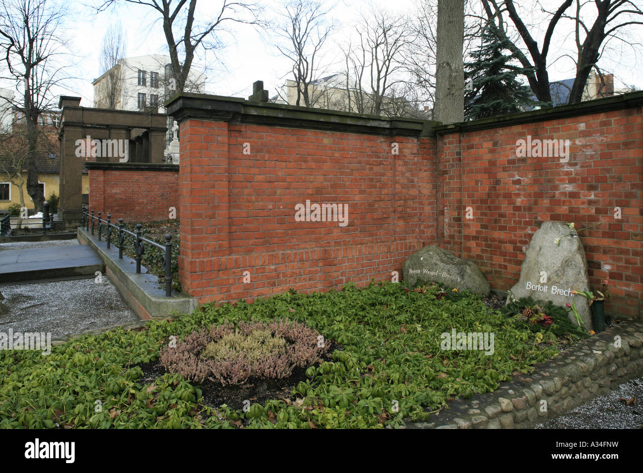 Grab von Helene Weigel und Bertolt Brecht auf der Dorotheenstadt Friedhof in Berlin, Deutschland, Berlin Stockfoto