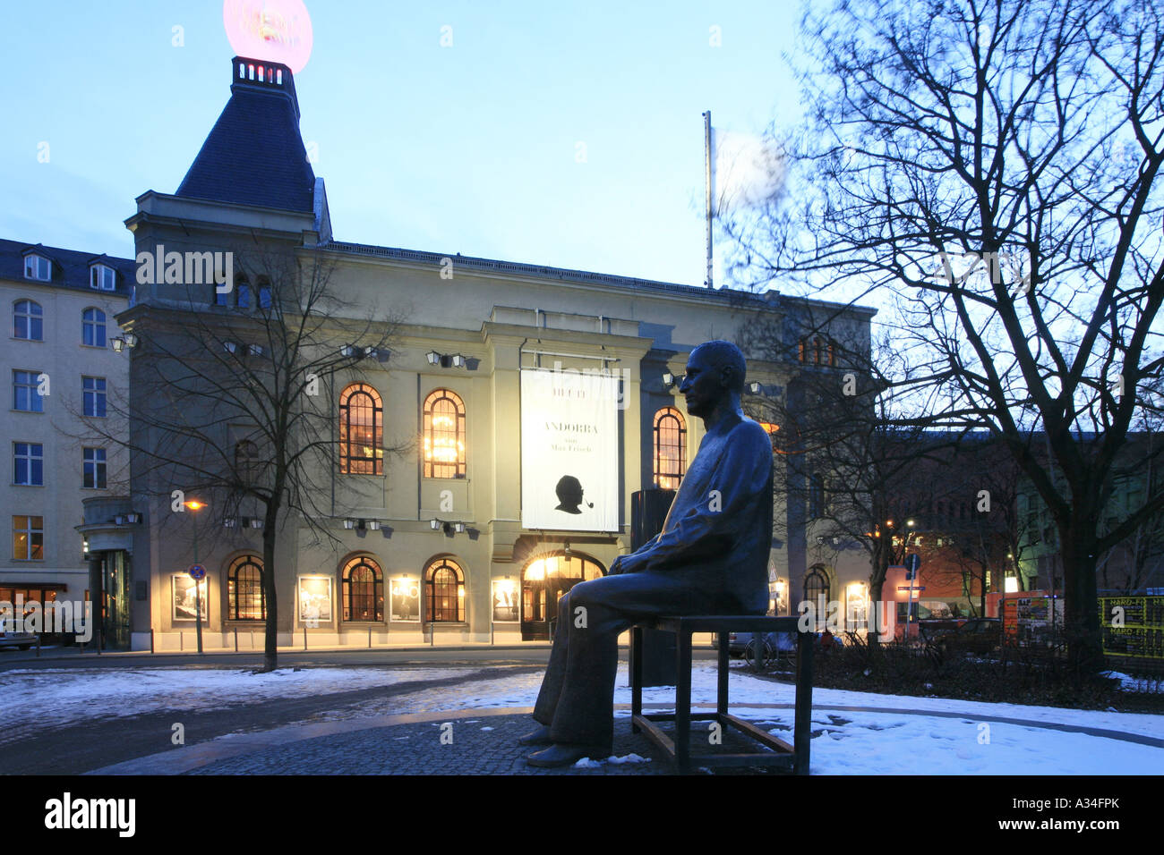 Bertolt Brecht-Statue auf der Vorderseite des Berliner Ensemble, Deutschland, Berlin Stockfoto