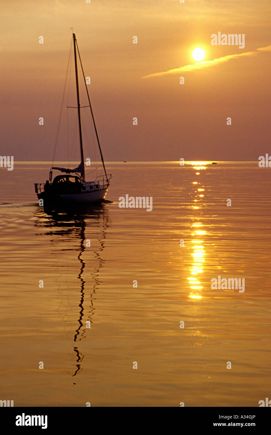 Segelboot so dass Ellison Bay unter Motorleistung bei Sonnenuntergang in Green Bay, Lake Michigan, USA Stockfoto