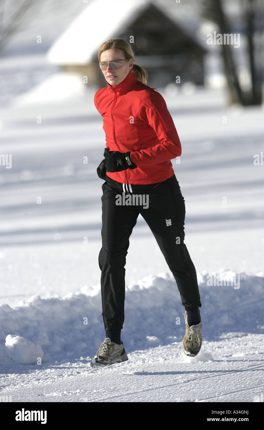 Joggen im Schnee, Österreich, Alpen Stockfoto