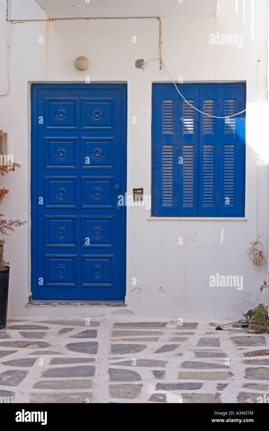 Paros Griechenland Griechische Inseln von Naoussa Blick auf die Stadt von Tür in traditionellen Straßen Stockfoto