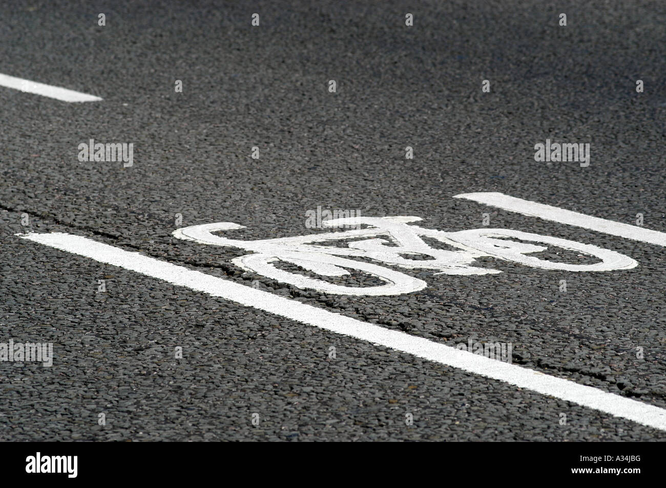 Lizenzfreie kostenlose Foto des britischen Fahrrad radeln Fahrbahnmarkierung auf London Straße UK Stockfoto