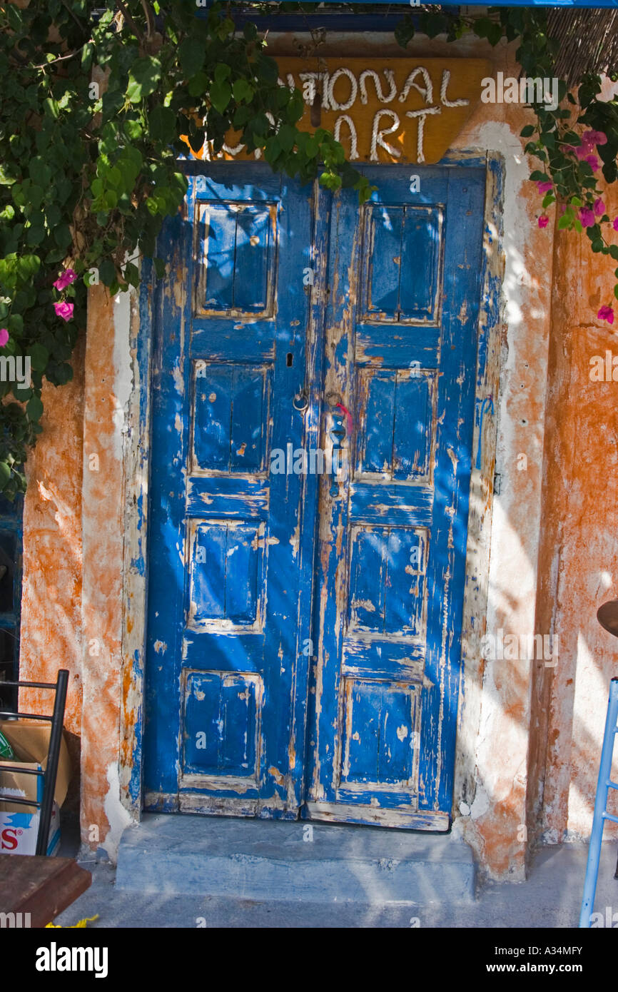 Griechische Insel Santorini Thira Ia Oia verblasste blaue Tür Stockfoto